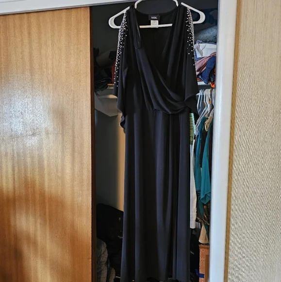 Elegant Black Dress - Picture 1 of 6